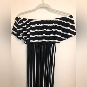 🔴 3/$10 brand sz md black and white striped maxi dress